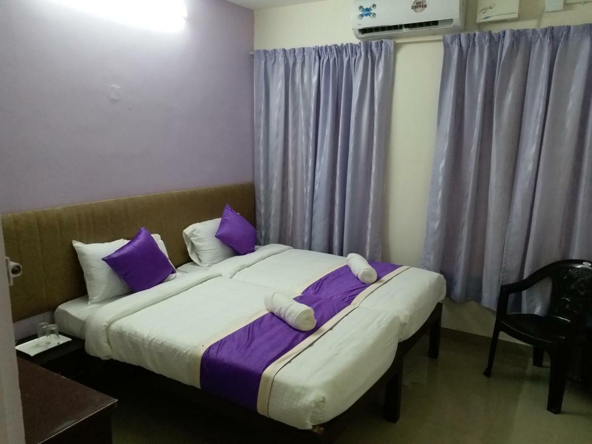V Bee Plaza Otel Thiruvananthapuram Dış mekan fotoğraf