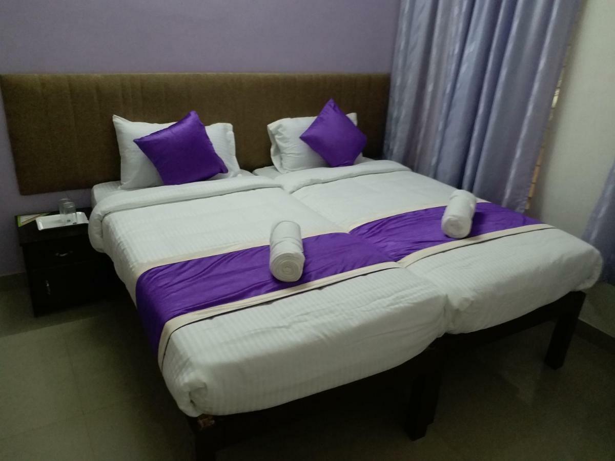 V Bee Plaza Otel Thiruvananthapuram Dış mekan fotoğraf