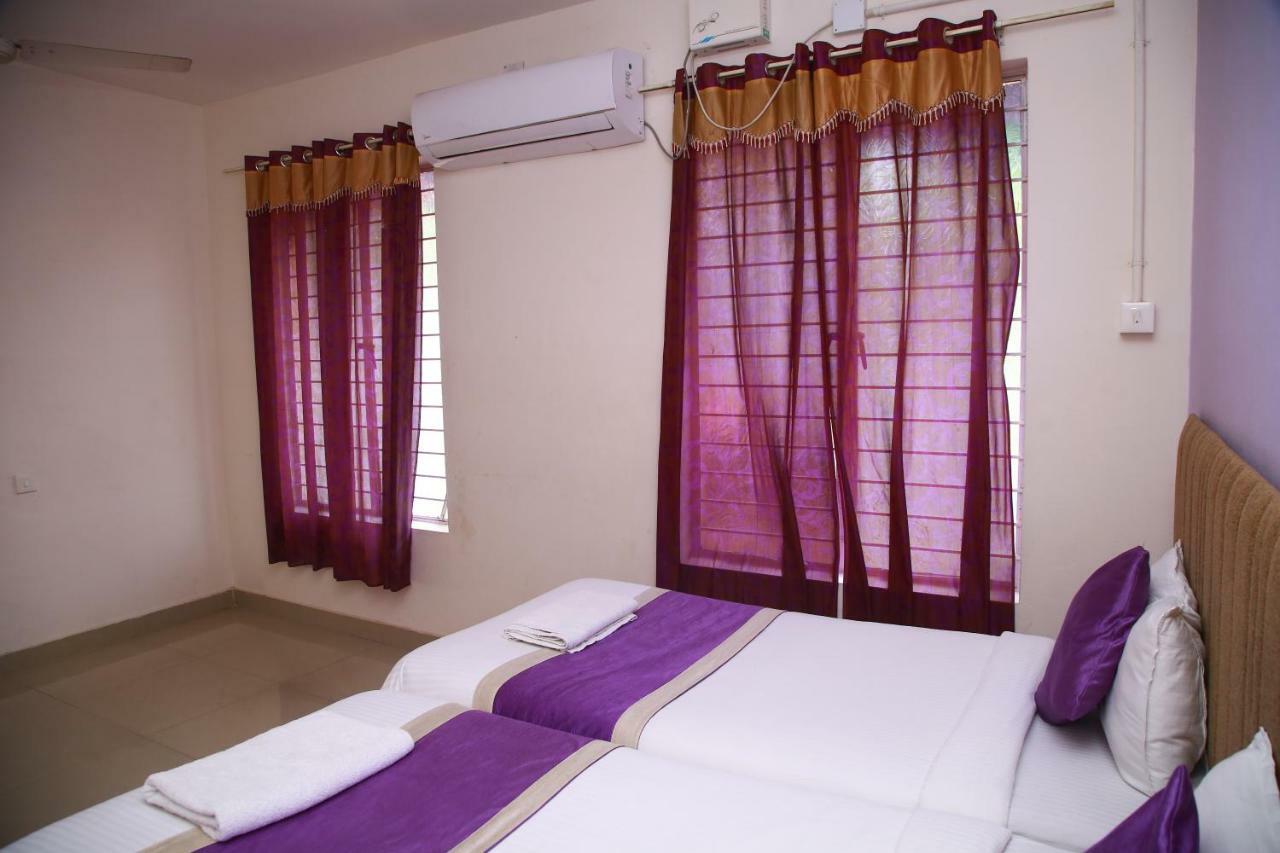 V Bee Plaza Otel Thiruvananthapuram Dış mekan fotoğraf