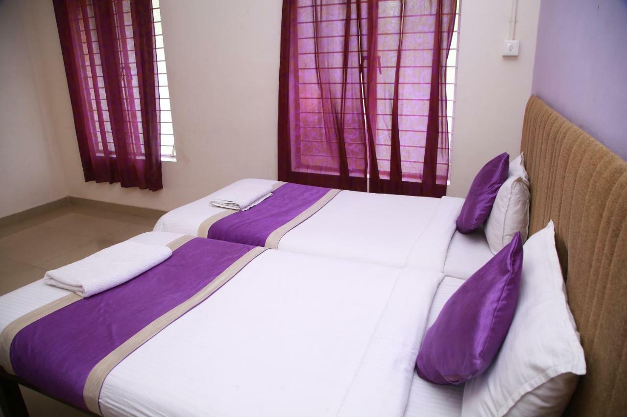 V Bee Plaza Otel Thiruvananthapuram Dış mekan fotoğraf