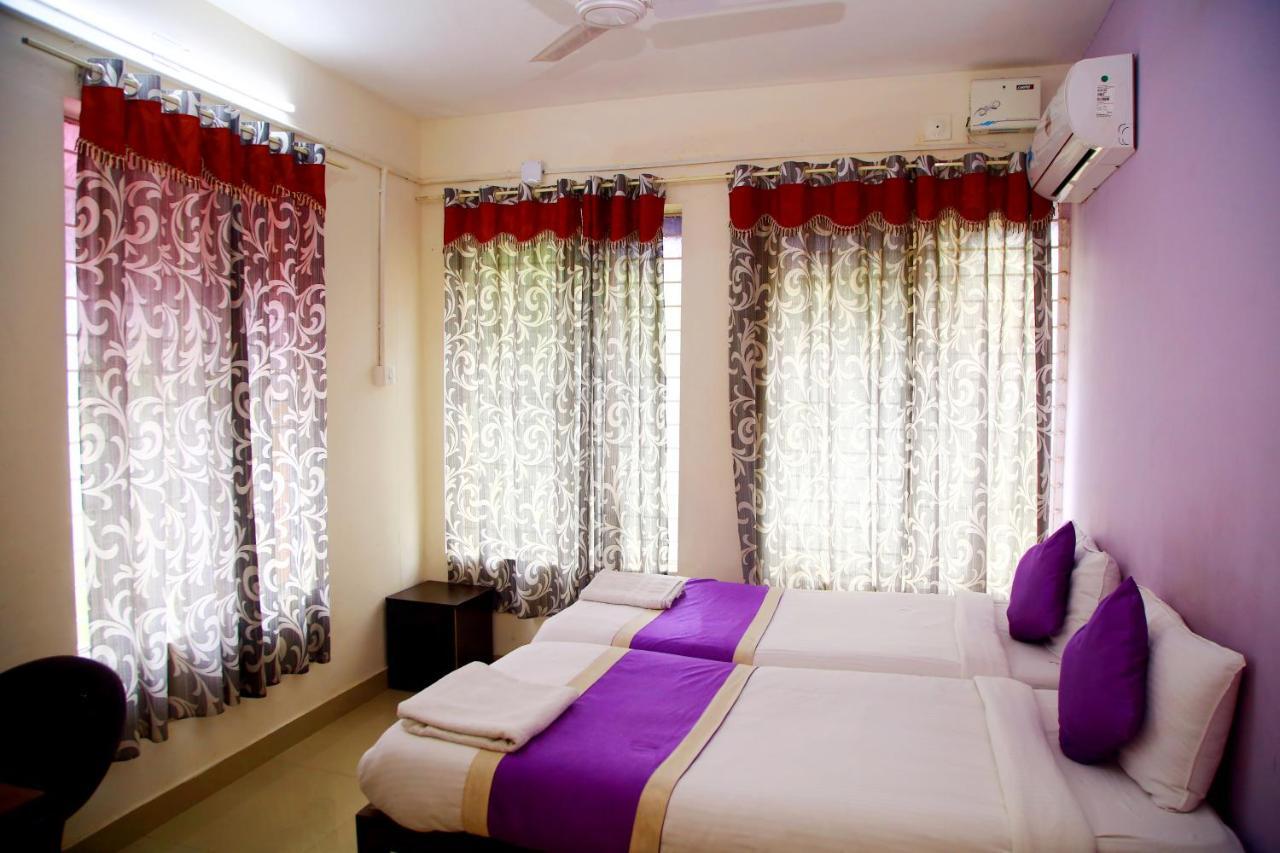 V Bee Plaza Otel Thiruvananthapuram Dış mekan fotoğraf