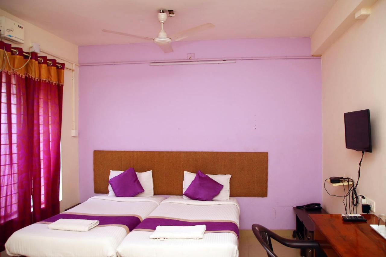 V Bee Plaza Otel Thiruvananthapuram Dış mekan fotoğraf