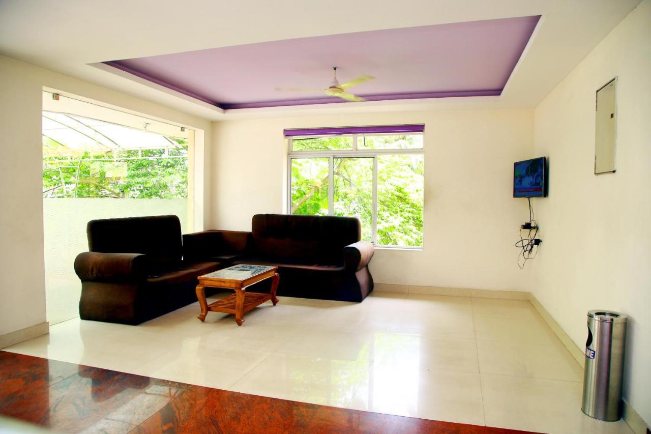 V Bee Plaza Otel Thiruvananthapuram Dış mekan fotoğraf
