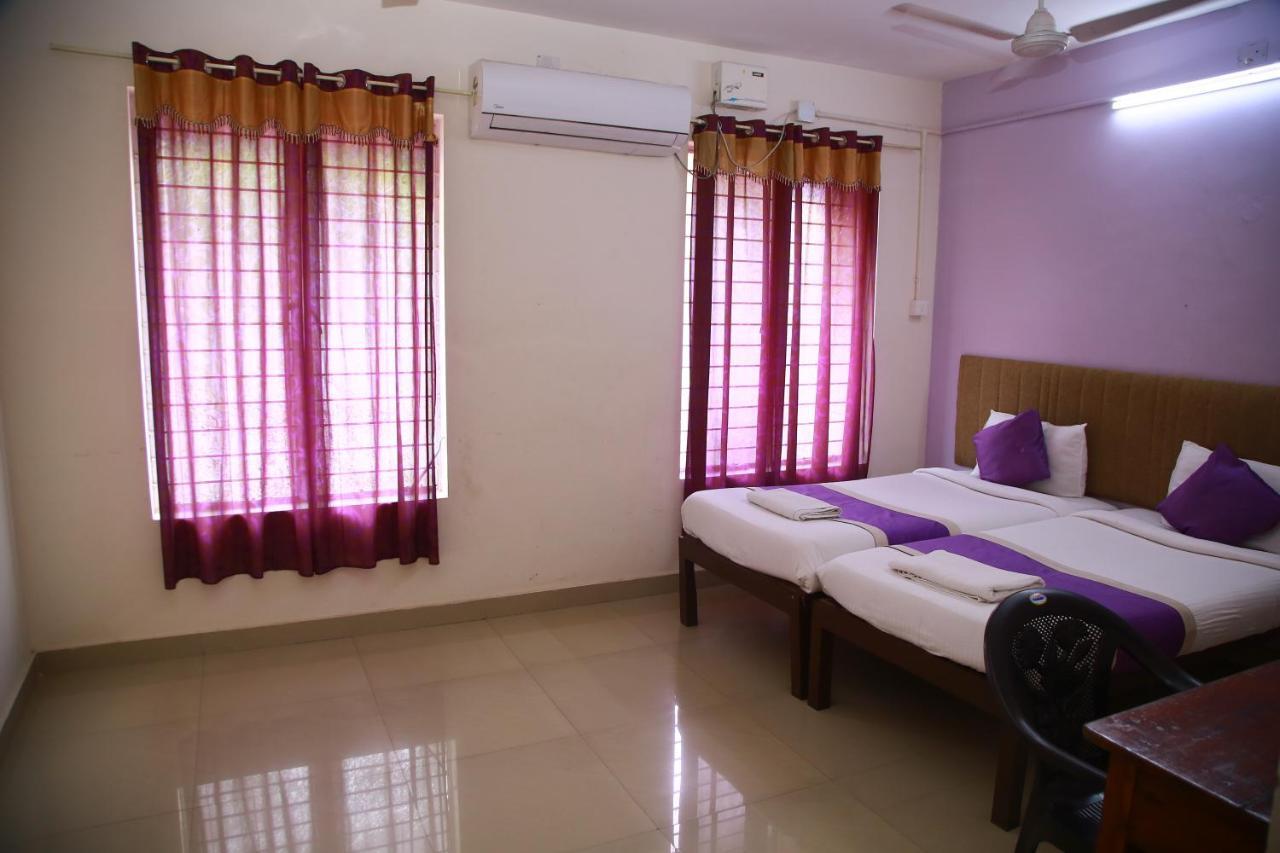 V Bee Plaza Otel Thiruvananthapuram Dış mekan fotoğraf