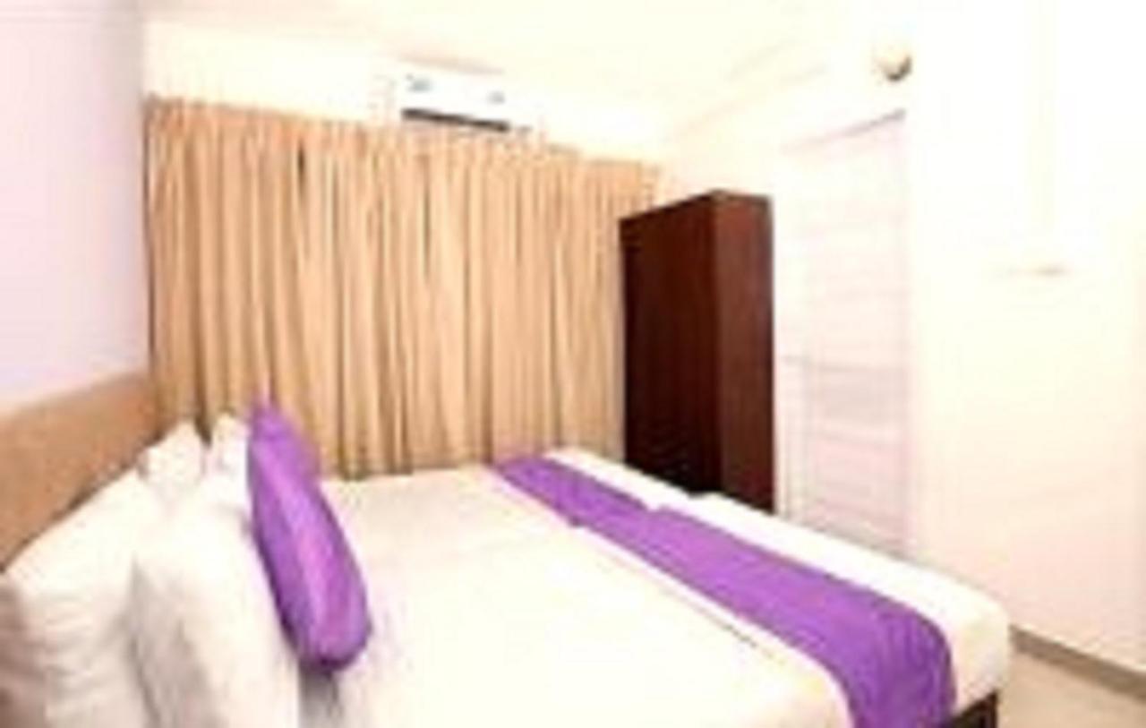 V Bee Plaza Otel Thiruvananthapuram Dış mekan fotoğraf