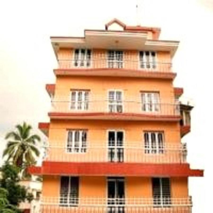 V Bee Plaza Otel Thiruvananthapuram Dış mekan fotoğraf