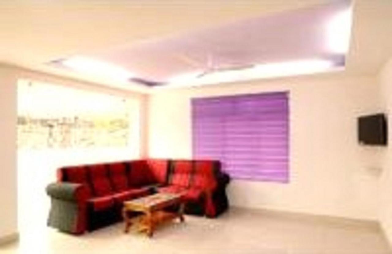 V Bee Plaza Otel Thiruvananthapuram Dış mekan fotoğraf