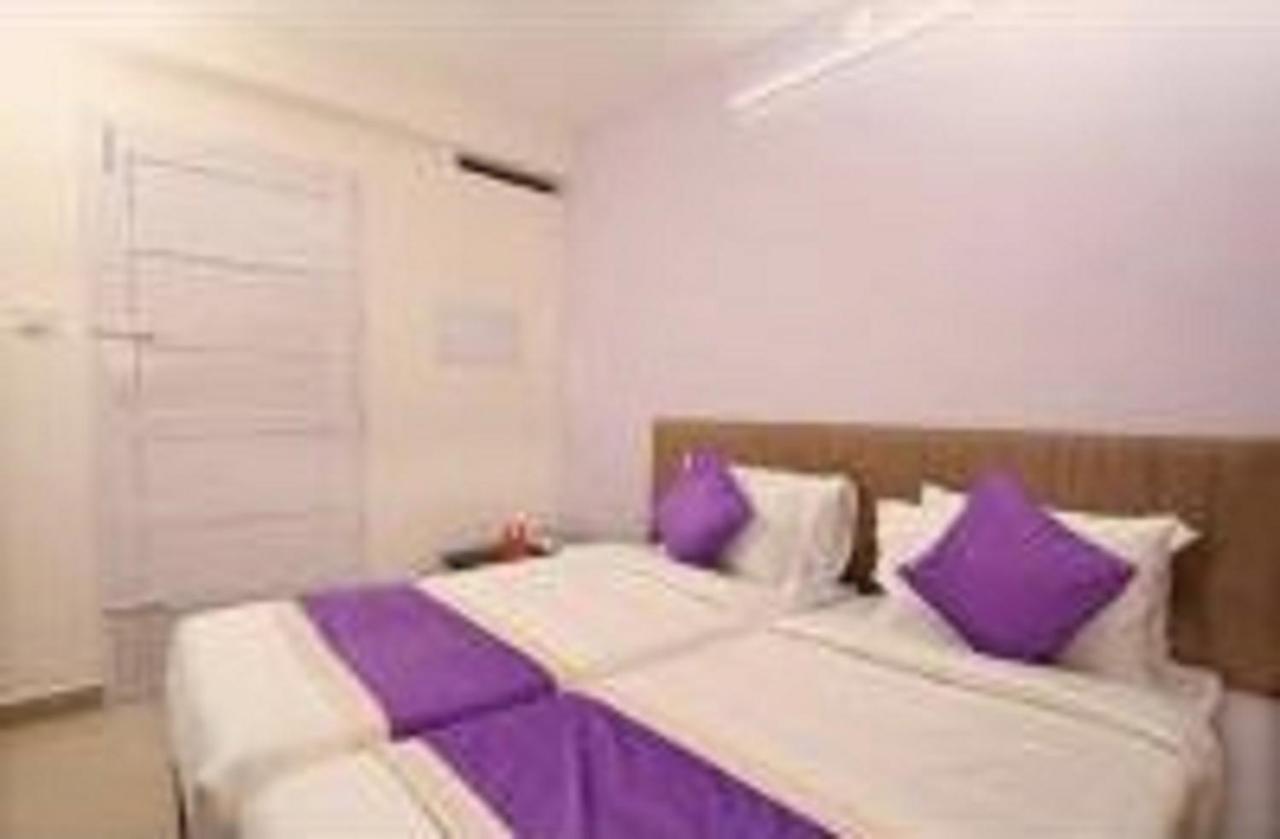 V Bee Plaza Otel Thiruvananthapuram Dış mekan fotoğraf
