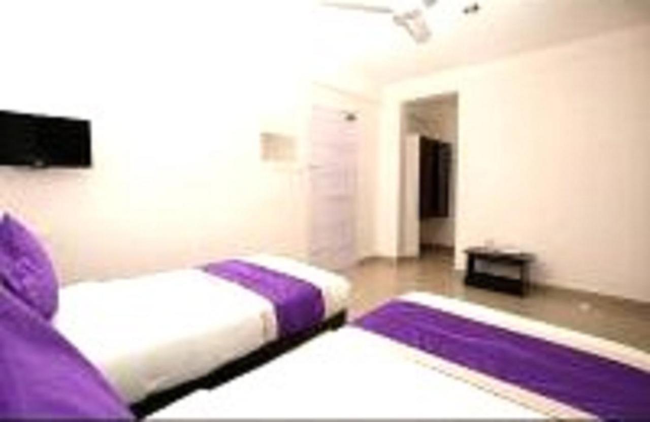 V Bee Plaza Otel Thiruvananthapuram Dış mekan fotoğraf